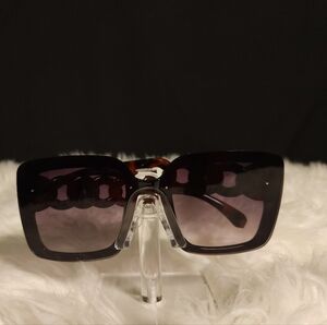 Bold Black Oversized Sunglasses with Gradient Lenses